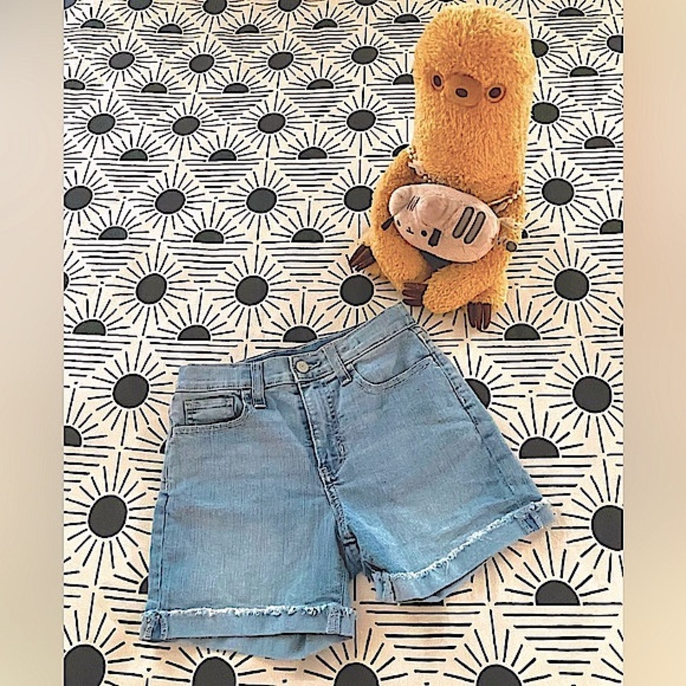 Cool and Classic Girl’s Cuffed Denim Shorts (Sz 12)